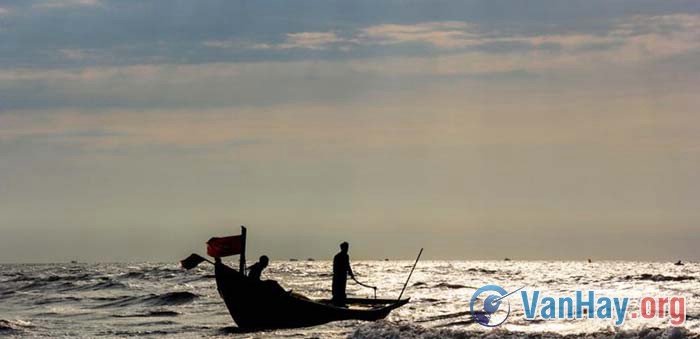 Trong truyện Chiếc thuyền ngoài xa, Nguyễn Minh Châu đã xây dựng đưực một tình huống truyện mang ý nghĩa khám phá phát hiện về đời sống. Anh (chị) hãy làm rõ điều đó